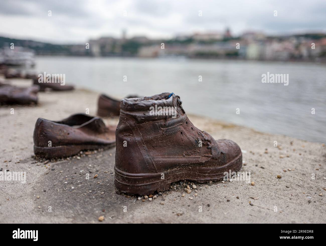 Chaussures de fer sur la rive du Danube à Budapest, Hongrie comme mémorial de l'Holocauste Banque D'Images
