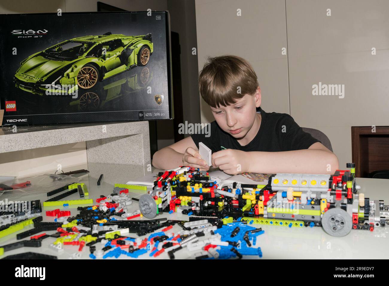 Garçon de 9 ans jouant avec Lego Set Photo Stock - Alamy