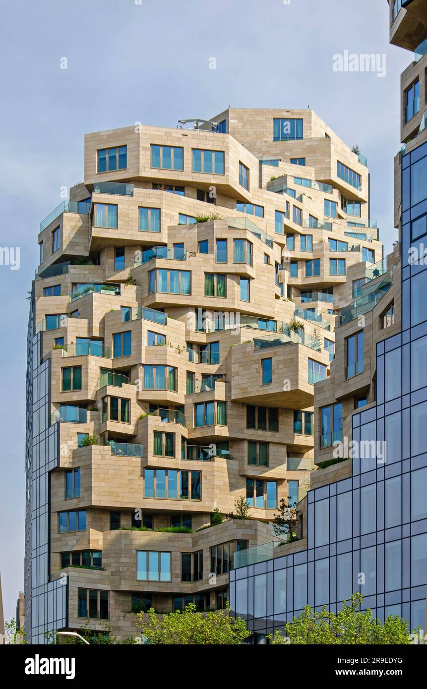 Amsterdam, pays-Bas, 14 mai 2023: Vue à distance de la nouvelle résidence Valley, avec un contraste entre les façades extérieures en verre et Banque D'Images