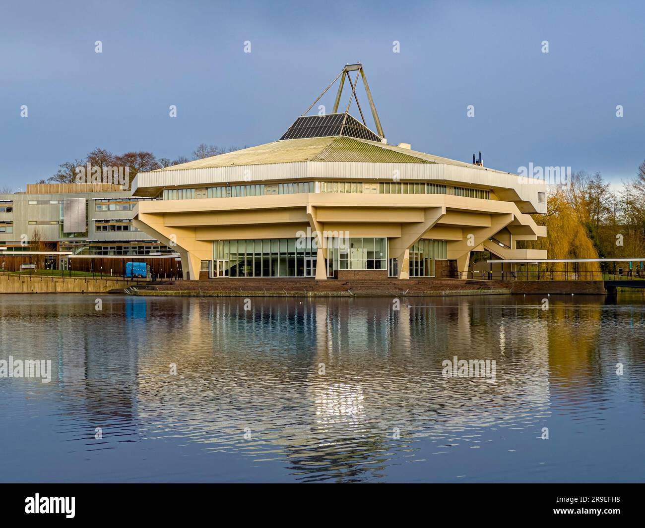 Central Hall au campus de l'Université de York Heslington avec le lac en premier plan. York Banque D'Images