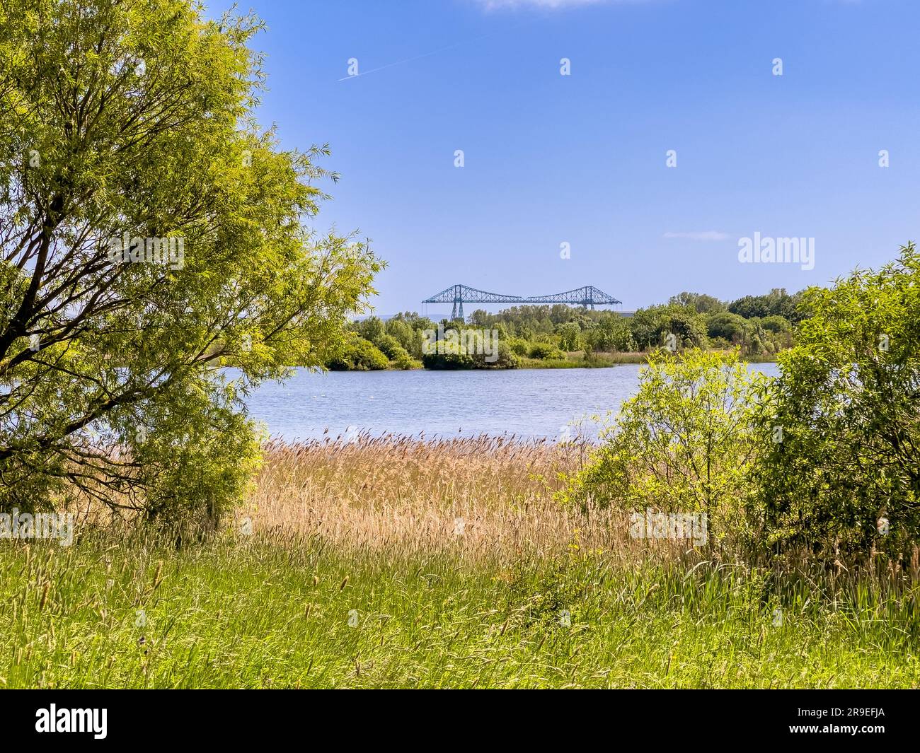 Le lac de la réserve naturelle de Saltholme avec le pont du transporteur de Middlesbrough au loin. ROYAUME-UNI Banque D'Images