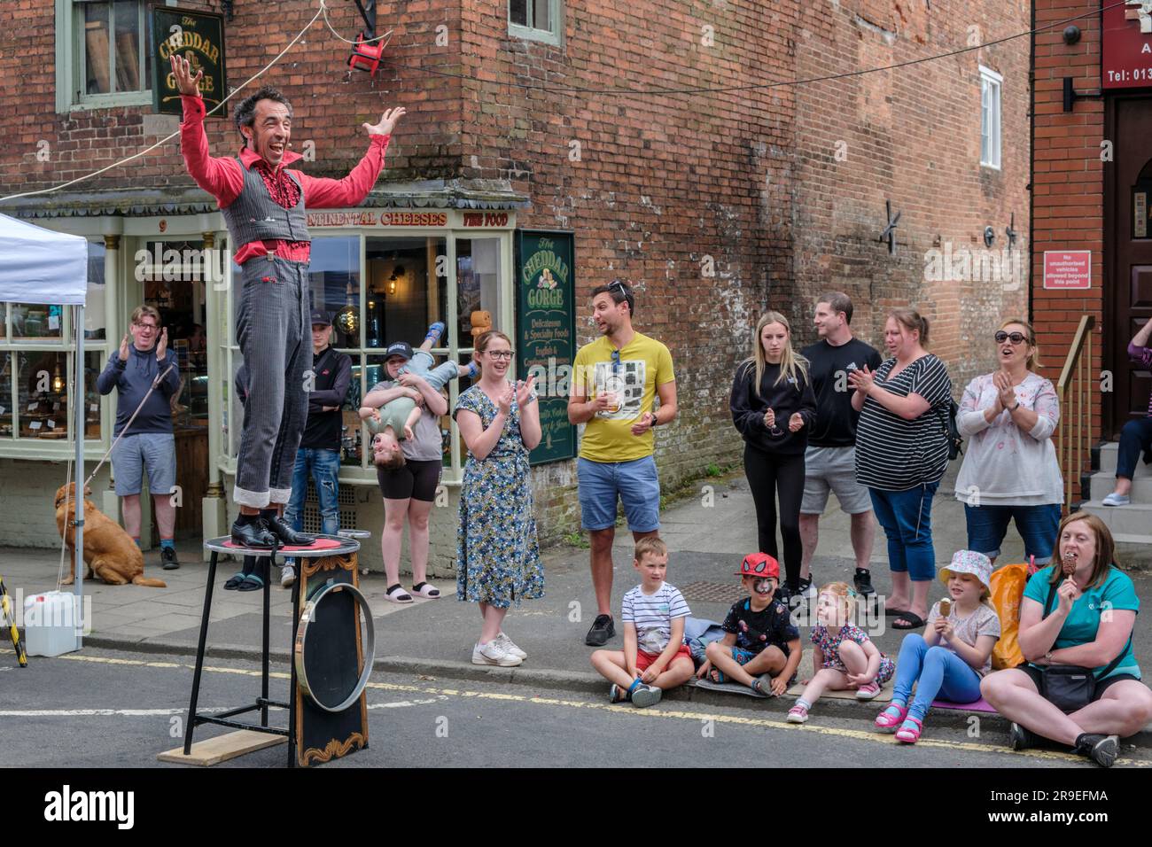 Spanish Gentleman Juggler, Ashbourne Streetfest, Derbyshire, juin 2023 Banque D'Images