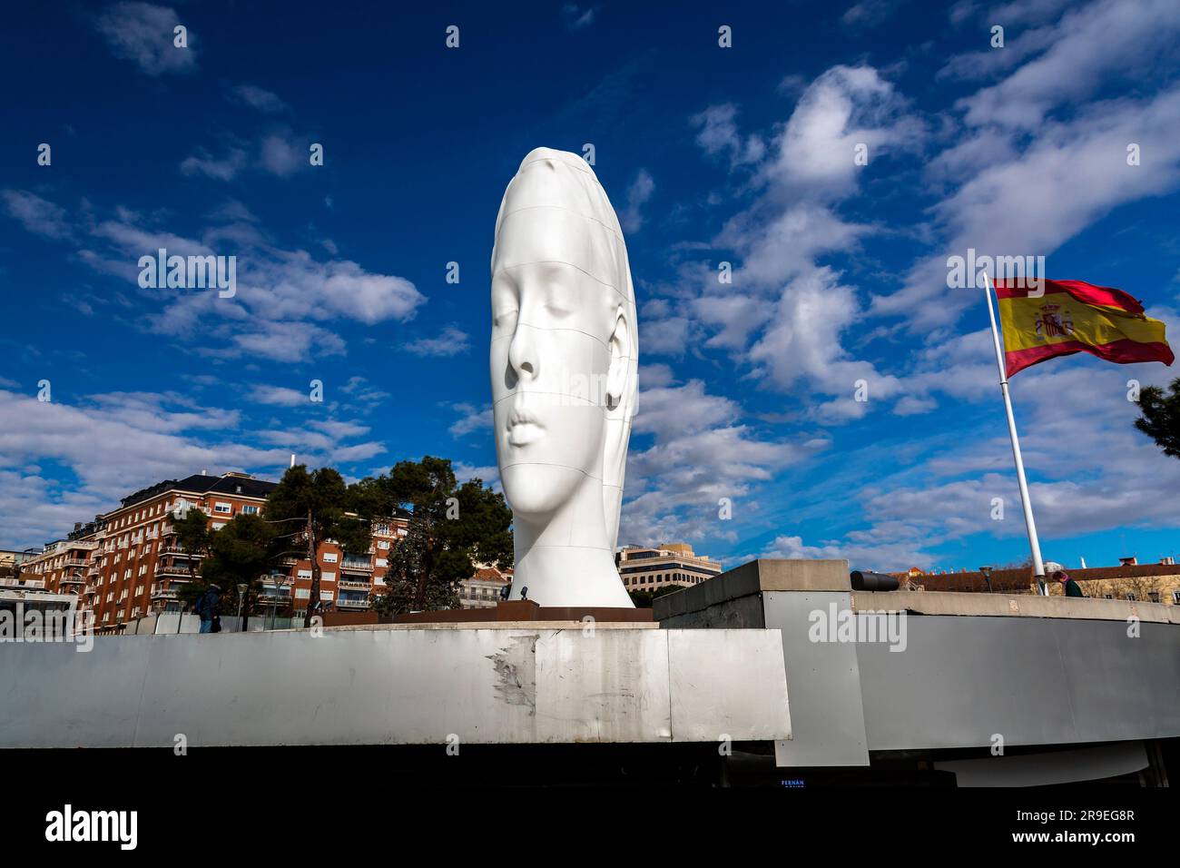 Madrid, Espagne - 19 FÉVRIER 2022 : sculpture moderne intitulée Julia par Jaume Plensa Sune située sur la Plaza de Colon à Madrid, Espagne. Banque D'Images