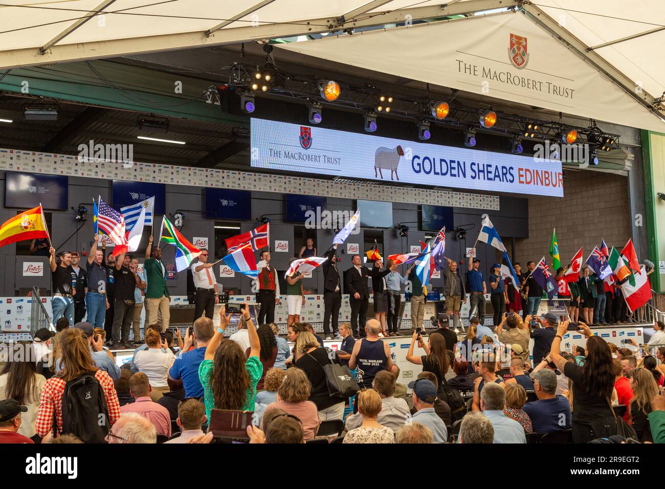 Des concurrents internationaux sont accueillis à Édimbourg pour le concours de tonte de moutons Golden Shears Banque D'Images