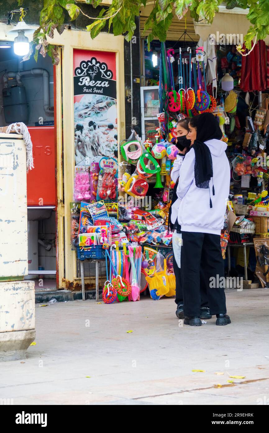 Shiraz, Iran- 31 décembre 2022: La chatter des filles iraniennes dans le bazar Banque D'Images