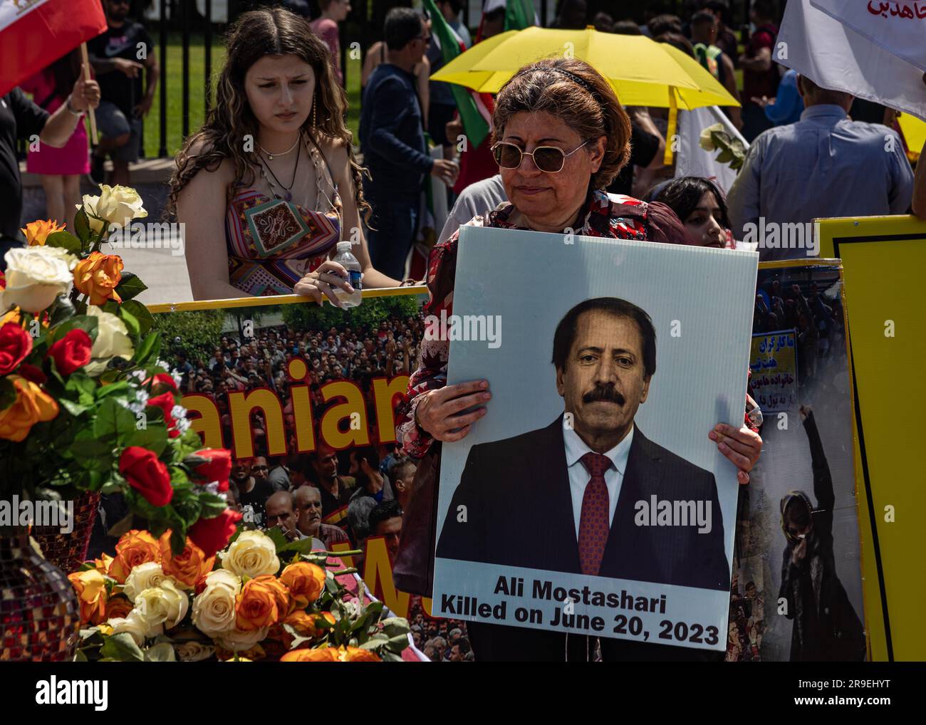 Washington DC, États-Unis. 24th juin 2023. Un manifestant porte une photo de Ali Mostashari, membre de l'Organisation populaire des Mojahedin d'Iran (PMOI), à l'extérieur de la Maison Blanche à Washington DC le 24 juin 2023. Le quartier général du PMOI à Camp Ashraf 3, en Albanie, a été attaqué par la police albanaise le 20 juin 2023 à la suite d'allégations selon lesquelles le groupe d'opposition aurait lancé des cyber-attaques contre des puissances étrangères et violé les conditions de son asile. Mostashari a été tué pendant le raid. (Photo de Colin Mayfield/Sipa USA) crédit: SIPA USA/Alay Live News Banque D'Images