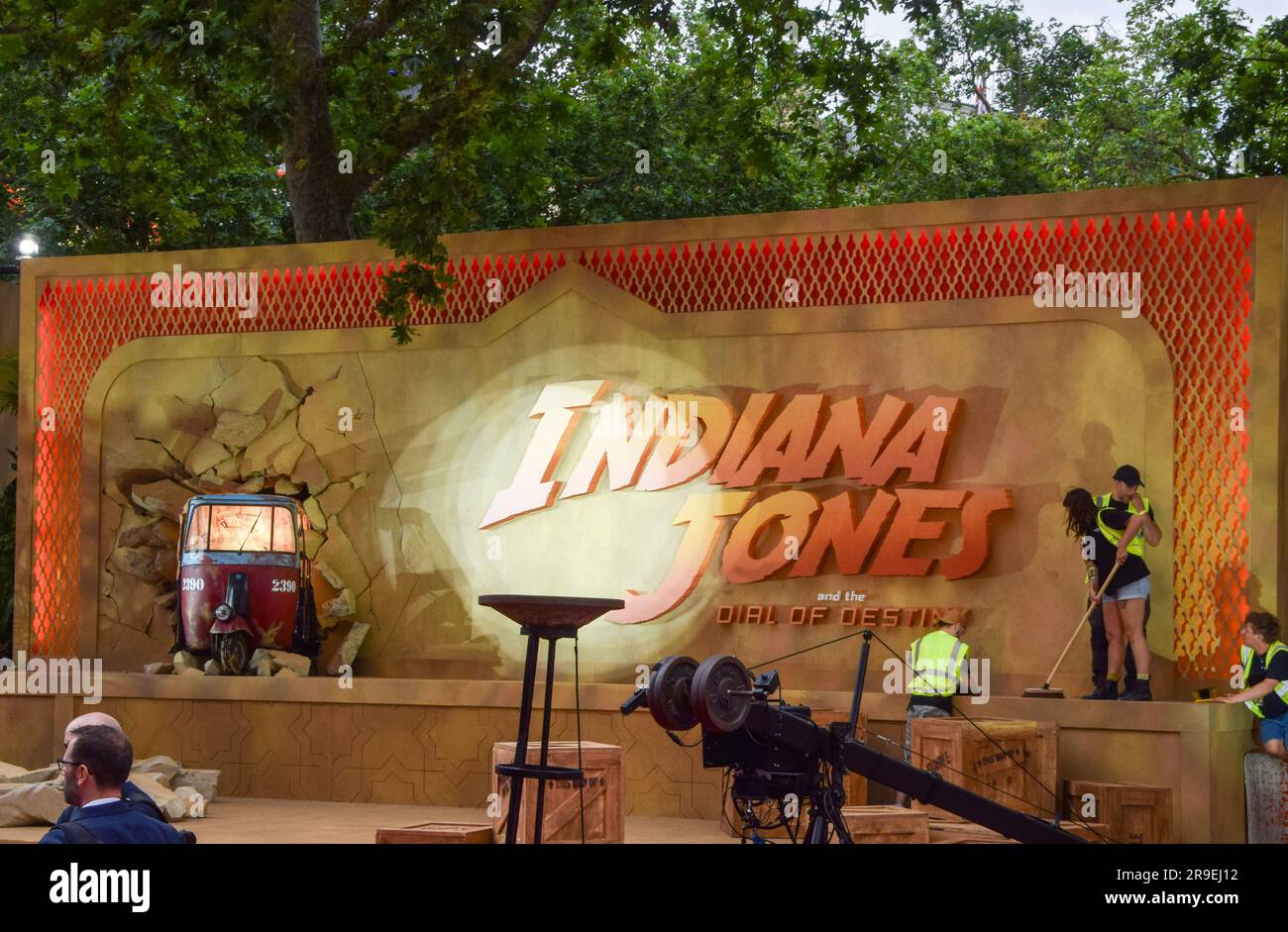 Londres, Royaume-Uni. 26th juin 2023. Préparation du tapis rouge avant la première de l'Indiana Jones et du Dial of Destiny à Leicester Square. Credit: Vuk Valcic/Alamy Live News Banque D'Images