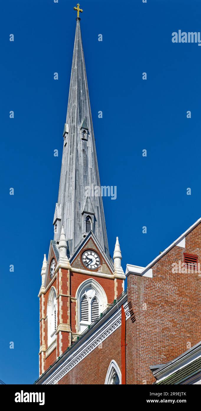 St. L'église catholique romaine Anthony de Padoue, qui fait partie du quartier historique de Greenpoint, a été construite en 1873 de briques et de pierres, style gothique victorien. Banque D'Images