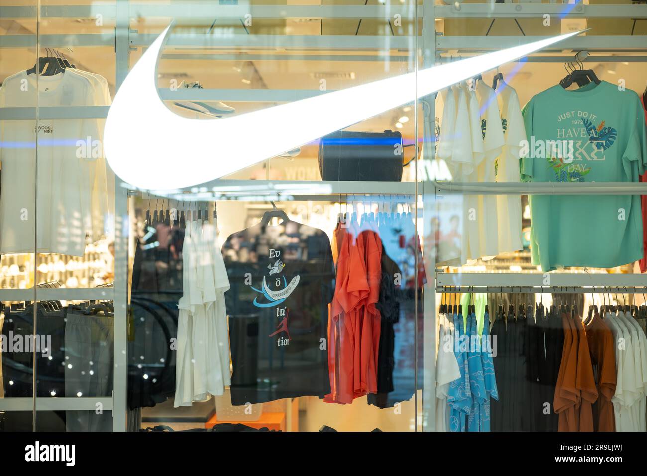 ZHONGSHAN GUANGDONG Chine-22 juin 2023 : grand logo Nike dans un centre commercial. Banque D'Images