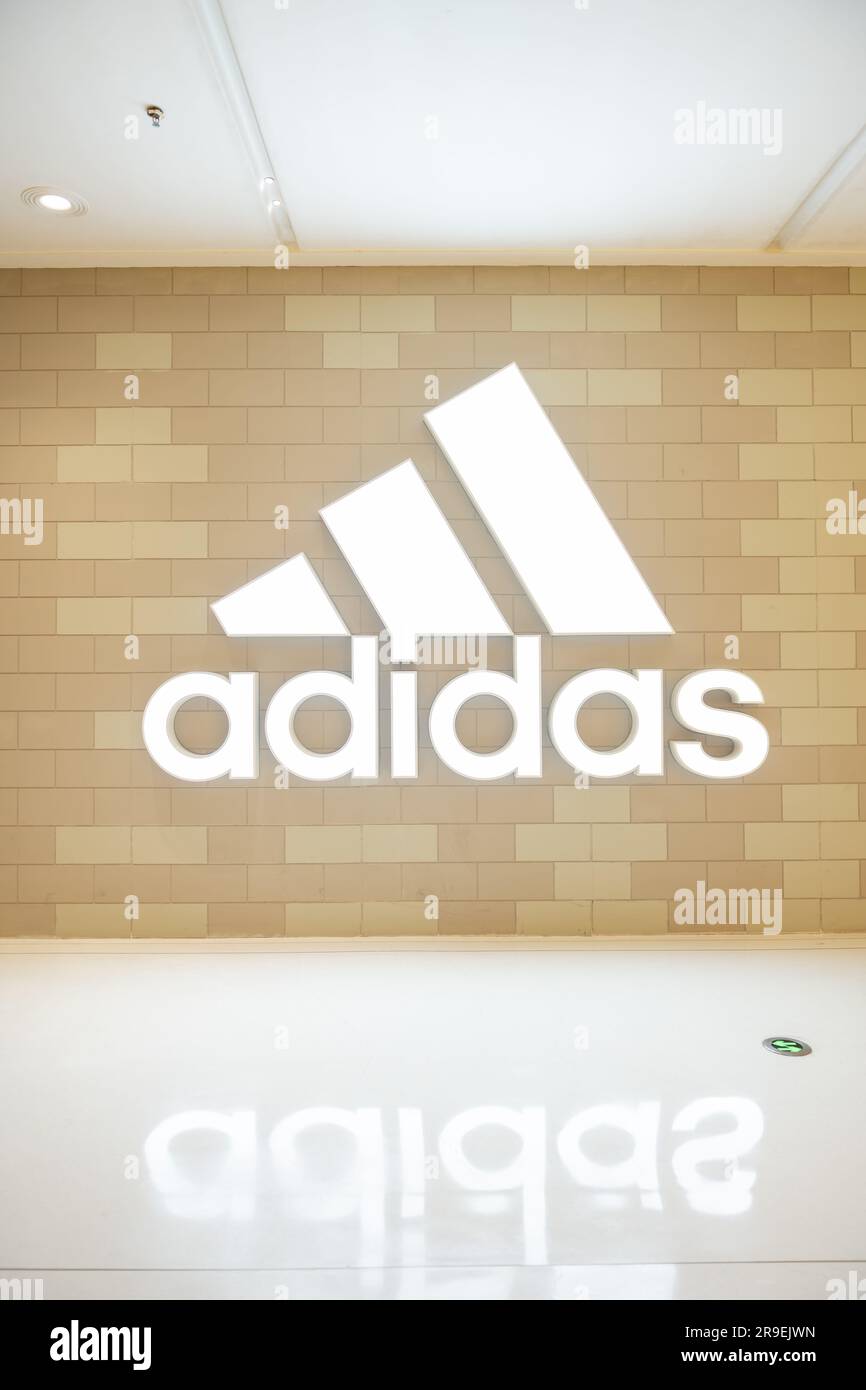 ZHONGSHAN GUANGDONG Chine-22 juin 2023:gros logo Adidas dans un centre commercial à la composition verticale. Banque D'Images