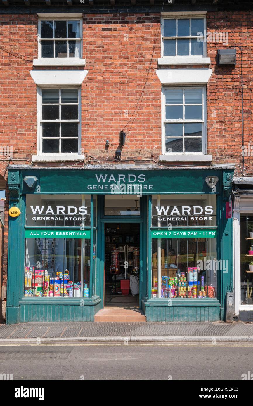 Une boutique traditionnelle à l'ancienne - Wards General Store, High Street, Wem, Shropshire, Angleterre Banque D'Images