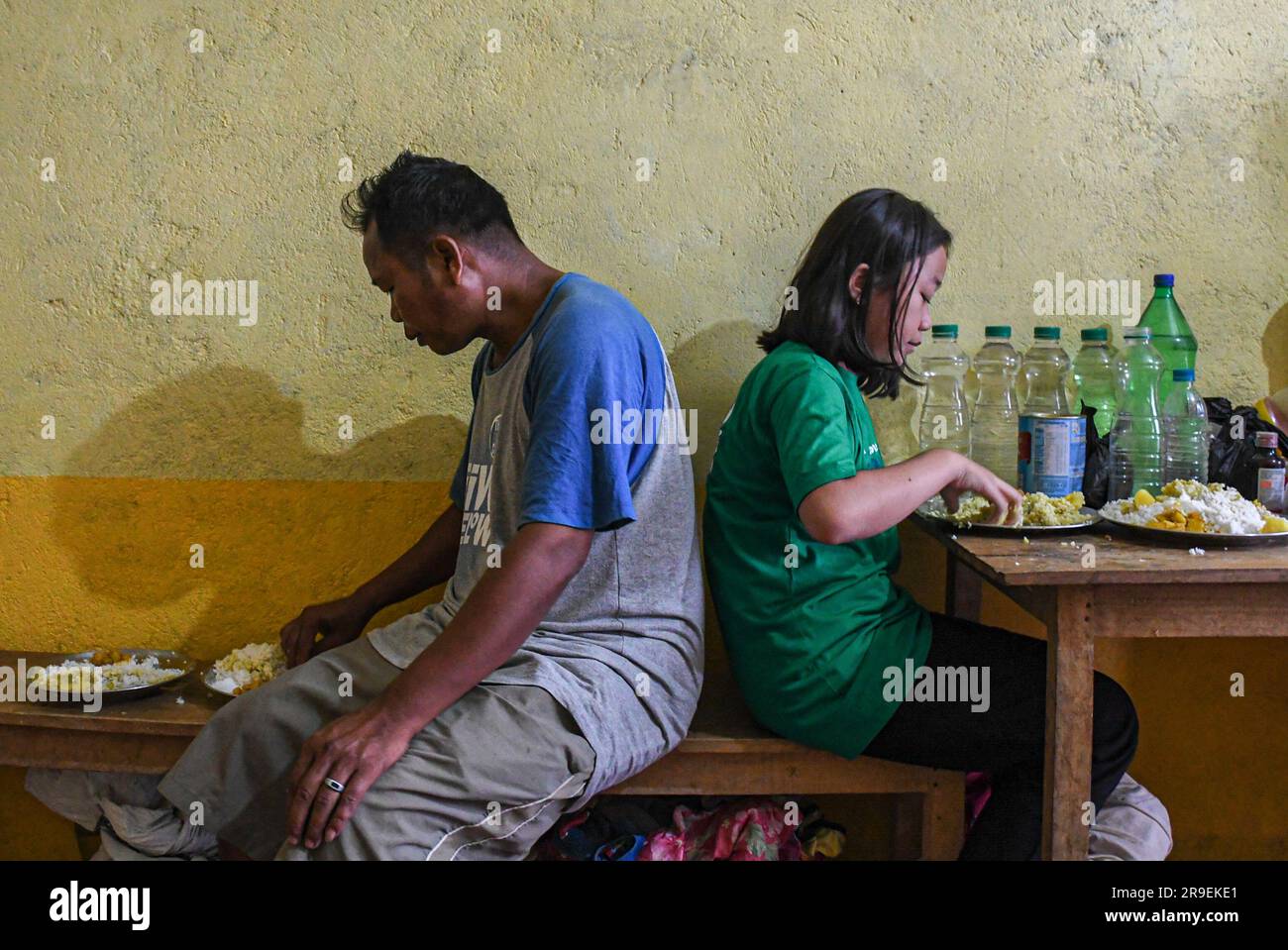 Jamkhothang Baite (L) mange un déjeuner avec sa fille dans un camp de secours dans le village de Rengkia. Au 3 mai 2023, un conflit ethnique a éclaté dans l'État indien du Manipur, dans le nord-est du pays, entre le peuple Meitei, dont une majorité vit dans la vallée de l'Imphal, et les communautés tribales dans les montagnes environnantes, y compris les Kuki et Zo. Au moins 109 personnes ont perdu la vie et plus de 300 ont été blessées dans des violences à caractère ethnique entre le Meitei et le Kuki dans l'État indien de Manipur. (Photo de Biplov Bhuyan/SOPA Images/Sipa USA) Banque D'Images