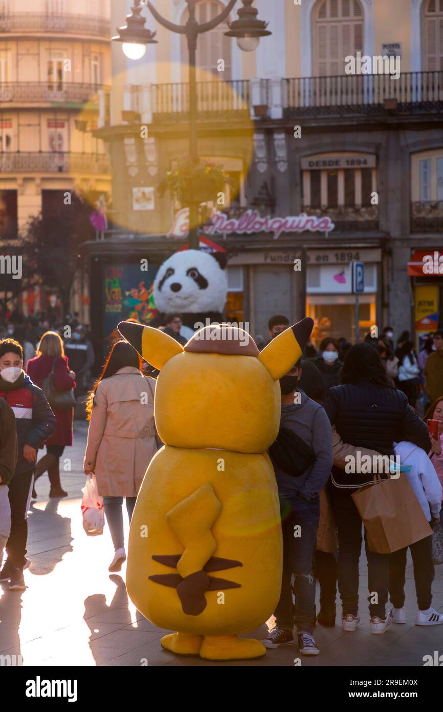 Madrid, Espagne - 19 FÉVRIER 2022 : personne non identifiée en costume de Pikachu à la place Puerta del sol à Madrid. Banque D'Images