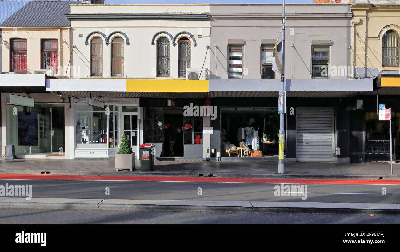 703 rangée de façades de vieux bâtiments commerciaux victoriens faisant face à Oxford Street, même Numbers Footpath, Paddington. Sydney-Australie. Banque D'Images