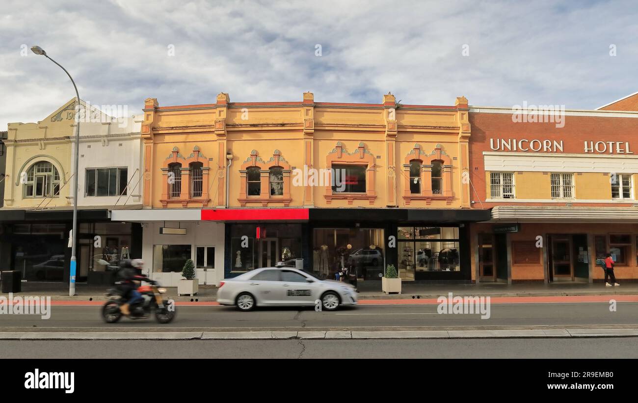 711 façades de terrasses commerciales victoriennes anciennes et bâtiment Art déco, Oxford Street, Paddington. Sydney-Australie. Banque D'Images