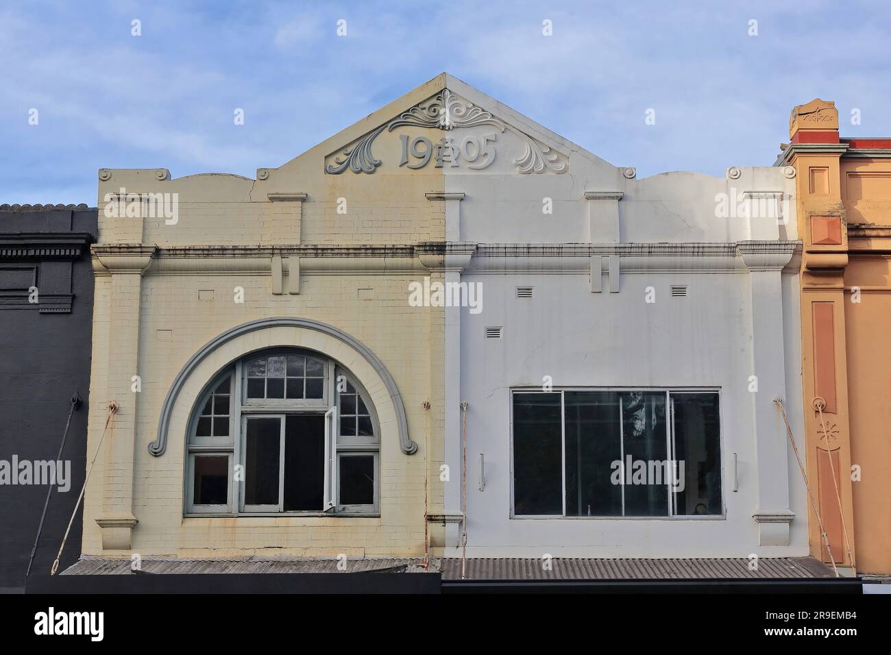 712 façade de l'ancienne terrasse commerciale victorienne avec parapet orné, Oxford Street, Paddington. Sydney-Australie. Banque D'Images