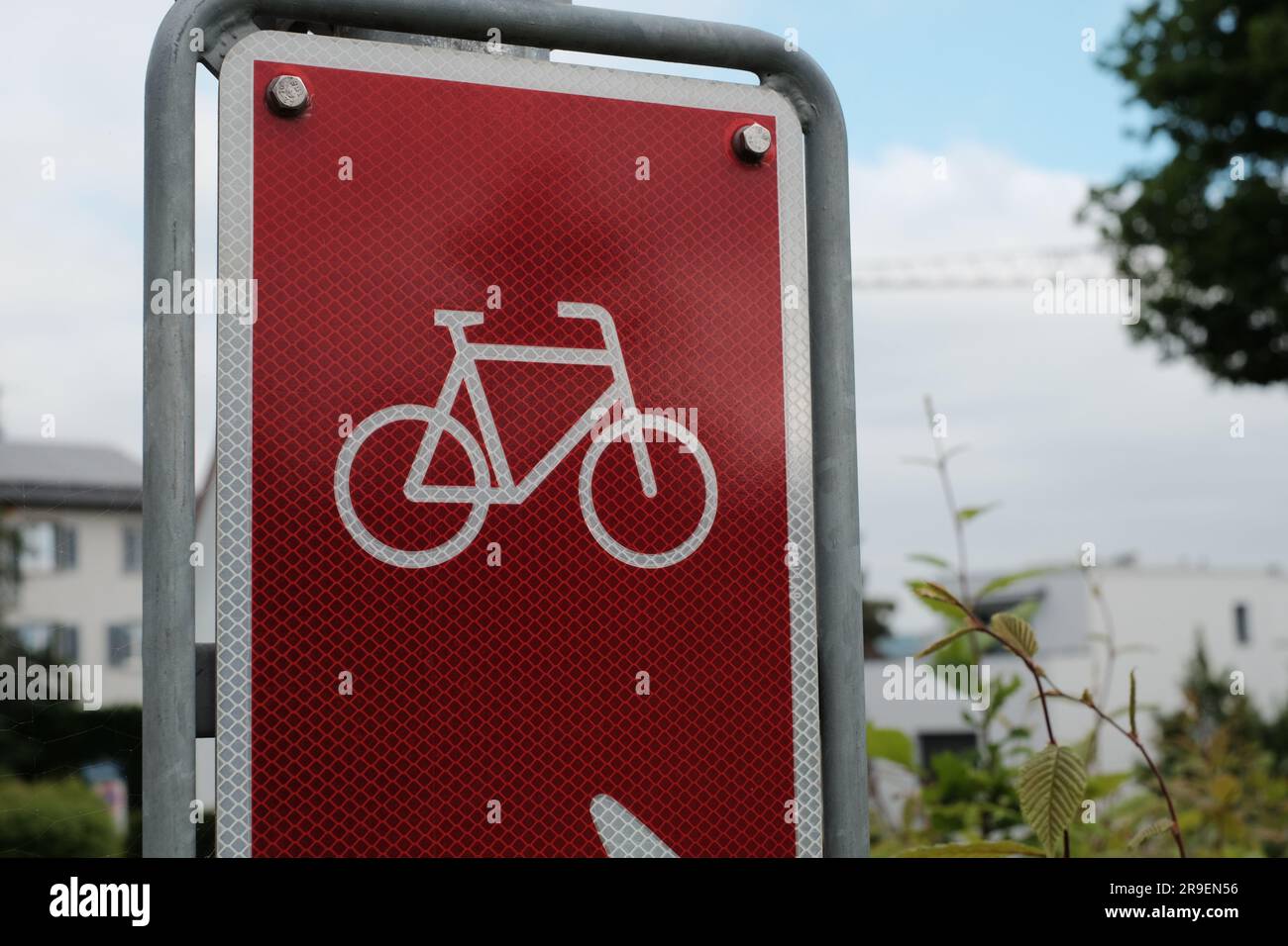 Explorez la ville sur deux roues : un symbole de vélo dynamique sur fond blanc, qui vous indique la voie des aventures en vélo en ville. Banque D'Images