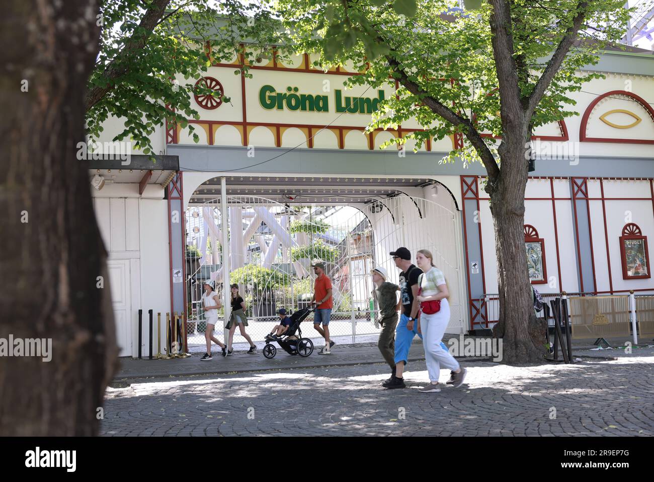 Stockholm, Suède. 26th juin 2023. Les gens marchent devant le parc d'attractions fermé Grona Lund à Stockholm, capitale de la Suède, 26 juin 2023. Après l'accident de montagnes russes qui a tué un et blessé neuf personnes dimanche à Stockholm, le propriétaire du parc d'attractions a fermé deux autres tours construits par le même fabricant par mesure de précaution, selon un rapport des médias locaux de lundi. Credit: Wei Xuechao/Xinhua/Alay Live News Banque D'Images