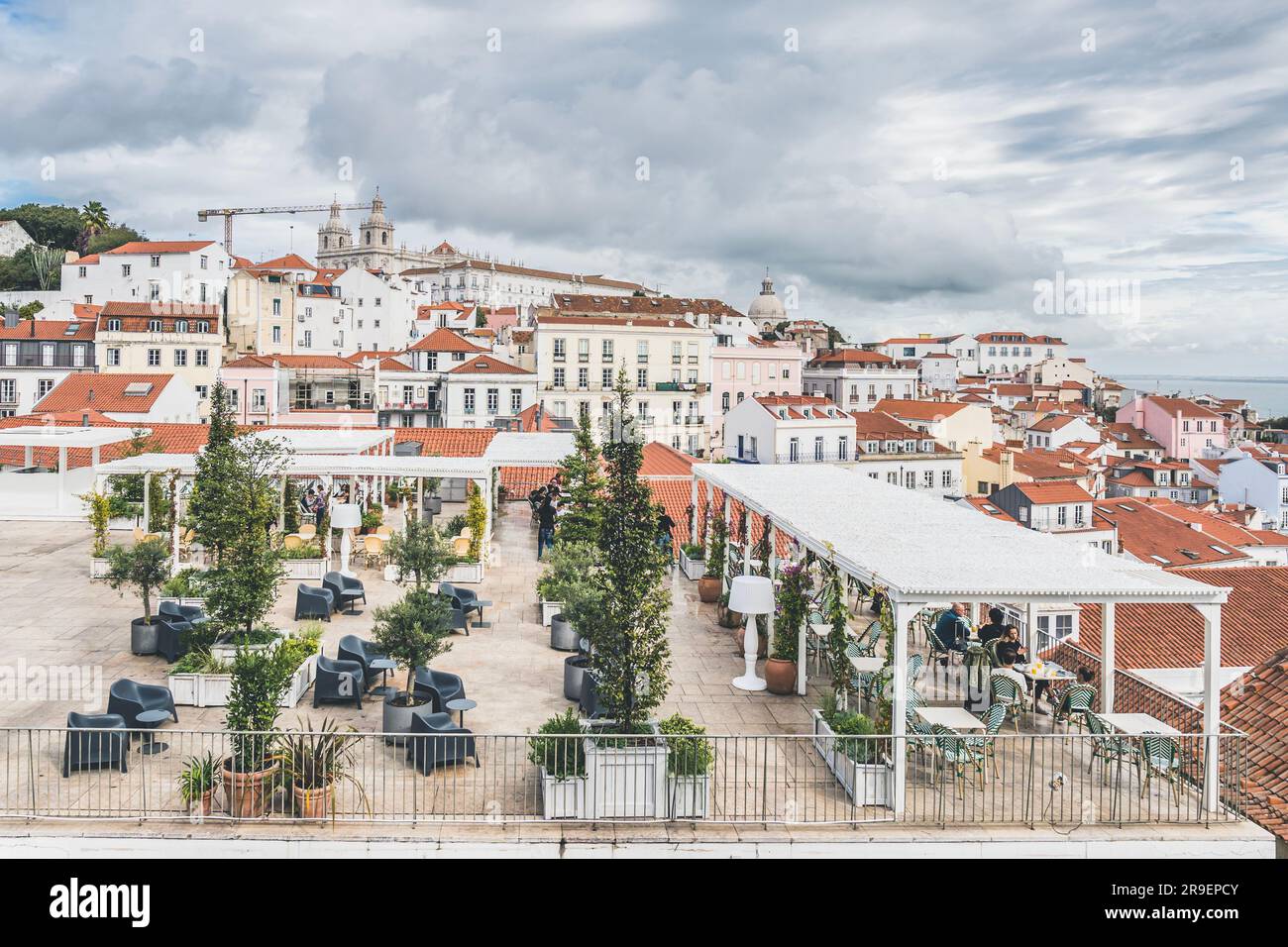 Lisbonne, Portugal - 8 mars 2023 : repas en plein air sur une terrasse avec vue sur l'océan. Terrasse de café à Lisbonne, Portugal Banque D'Images