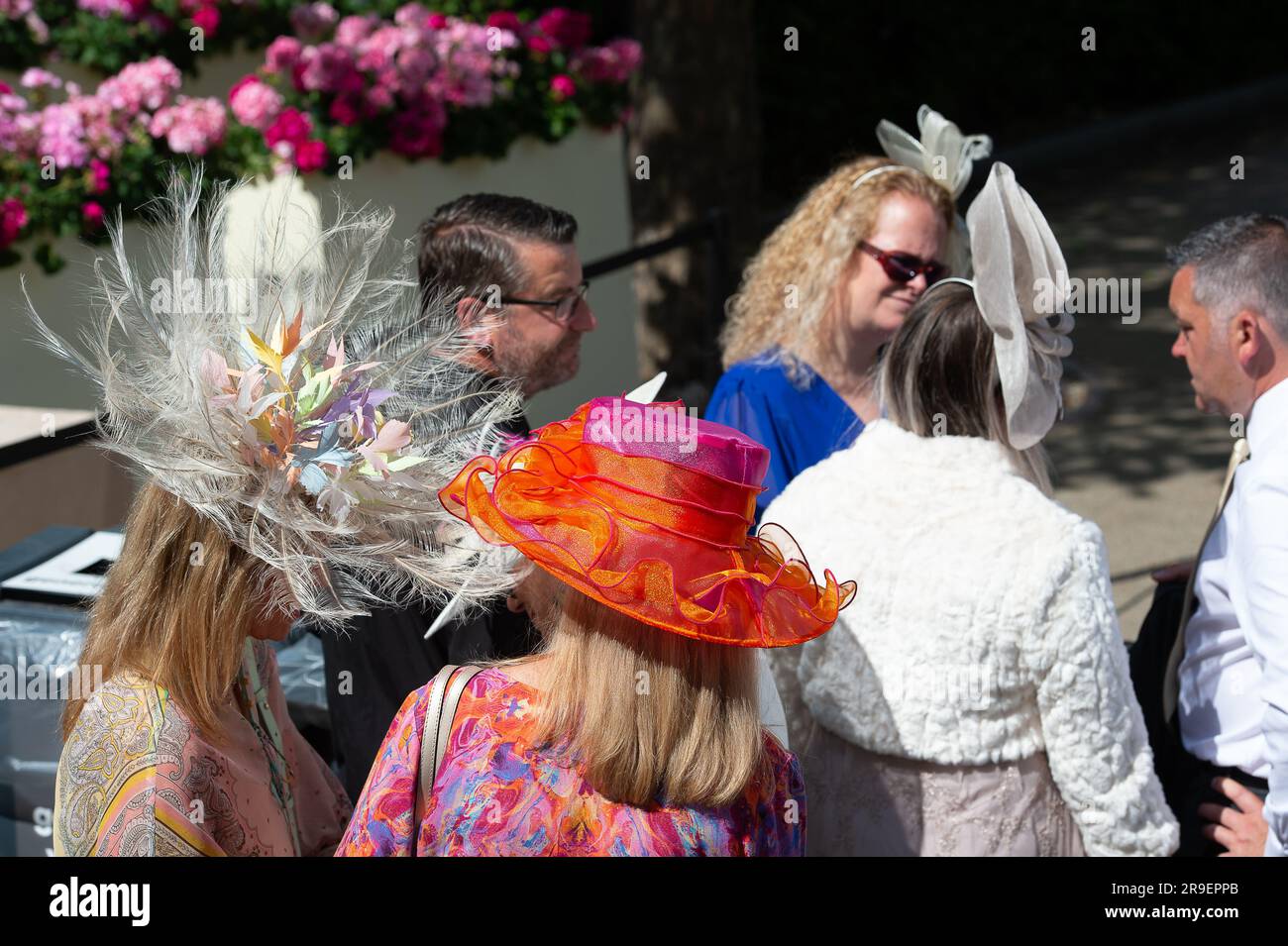 Ascot, Berkshire, Royaume-Uni. 21st juin 2023. Les gens font la queue pour se rendre à Royal Ascot le deuxième jour. Crédit : Maureen McLean/Alay Banque D'Images