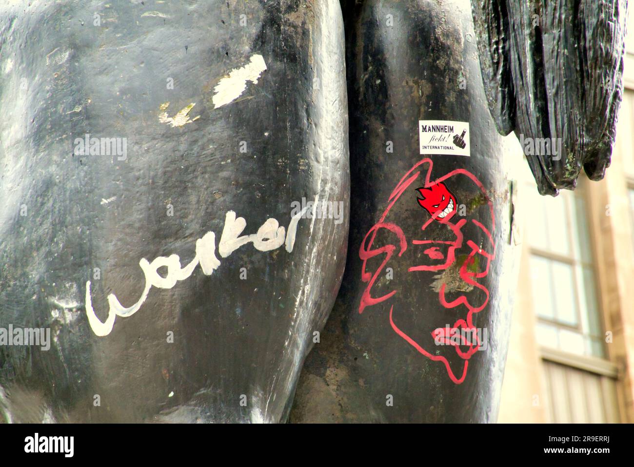 Glasgow, Écosse, Royaume-Uni 26 juin 2023. L'arrière du cheval dukes a une référence wanksey et un portrait. Banksy exposition hommage avec le duc dans un kilt et le chapeau conique apparaît près de celui dans l'ancienne porte debenhams sur la rue argyle. Contrairement aux précédents Wanksies, cela ne prétend pas être un original et est irrespectueux à la différence de l'hommage professionnel par l'ours rebelle, il attire l'attention des habitants et des touristes dans les deux sens. Crédit Gerard Ferry/Alay Live News Banque D'Images