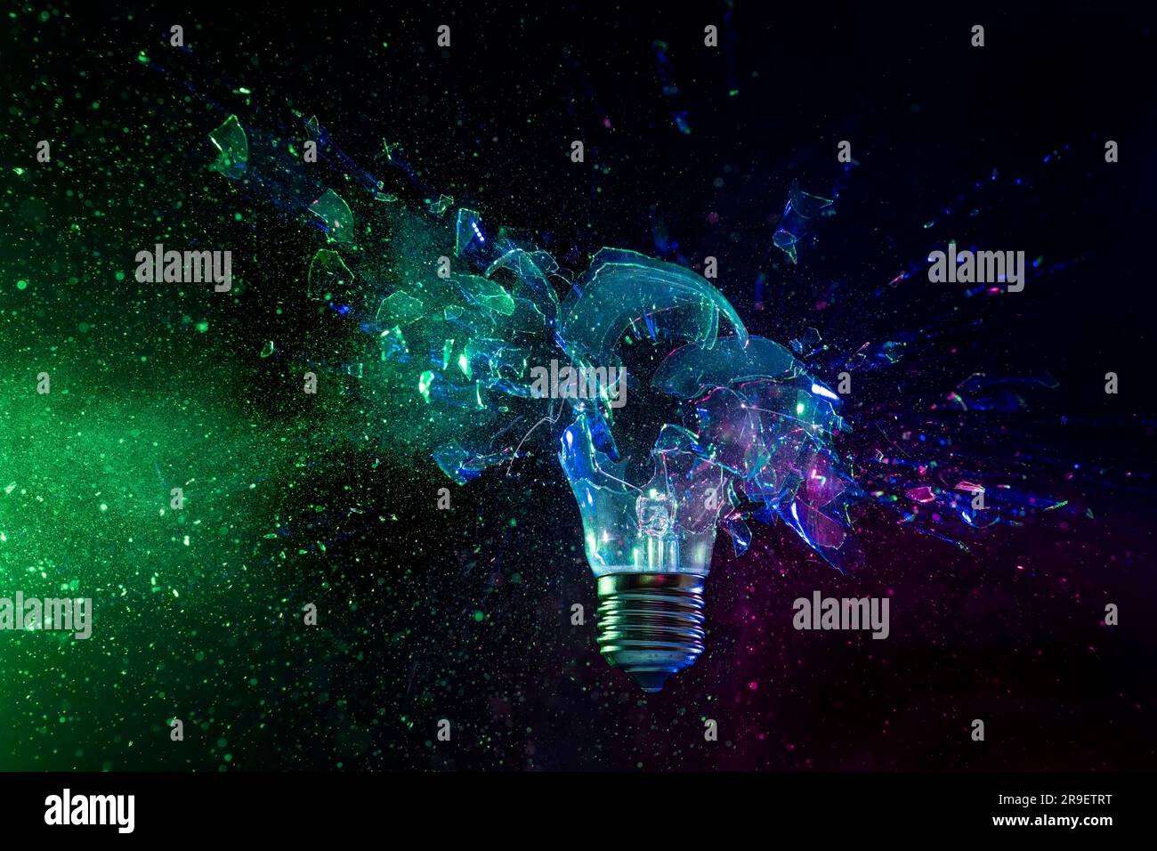 ampoule bleu violet et vert sur fond noir Banque D'Images