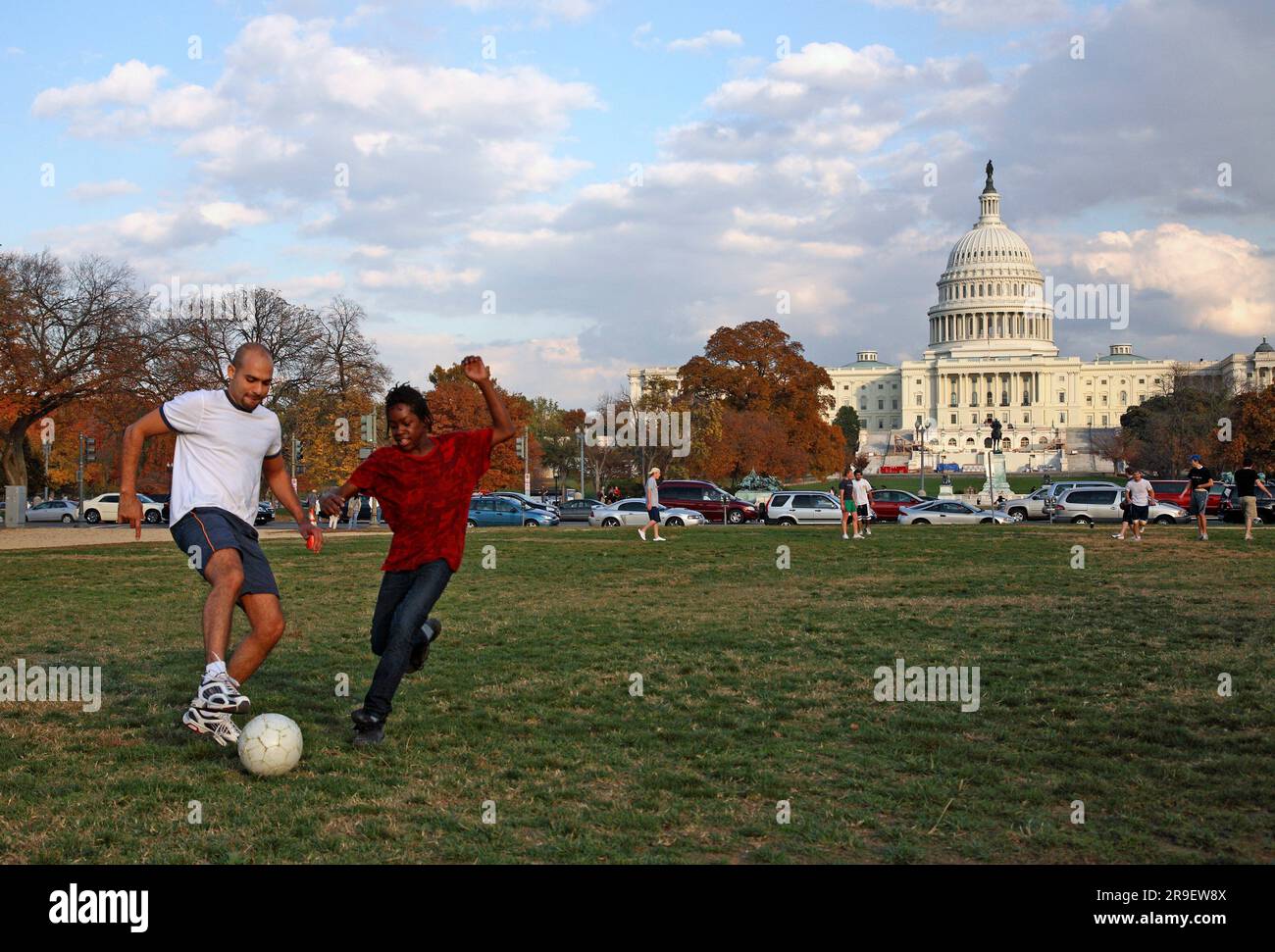 Jeunes jouant au football au Mall, en face du Capitole des États-Unis. Washington DC, États-Unis Banque D'Images
