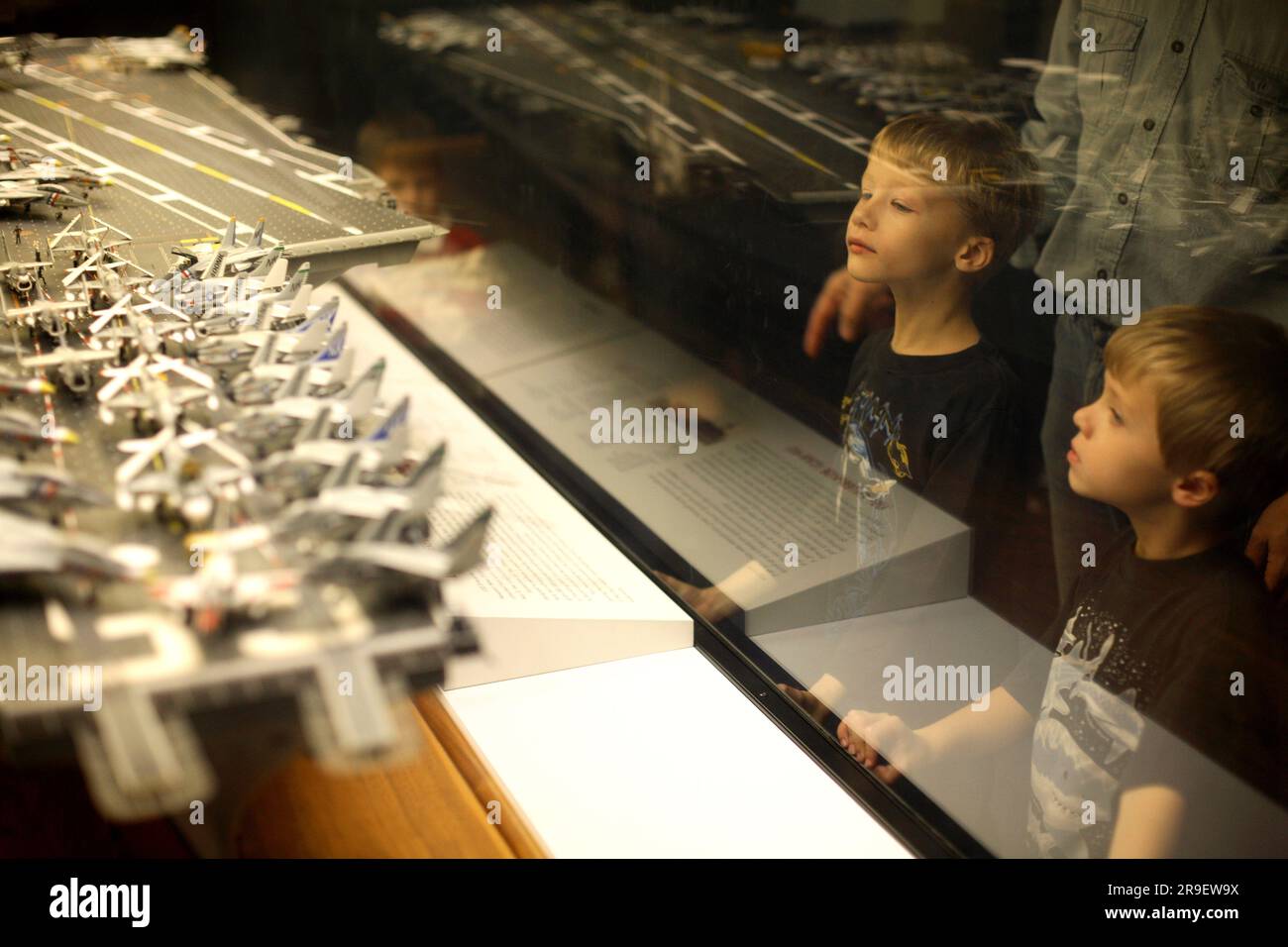 Enfants visitant le Musée national de l'air et de l'espace, regardant une reproduction d'un porte-avions. Washington DC, États-Unis. Banque D'Images