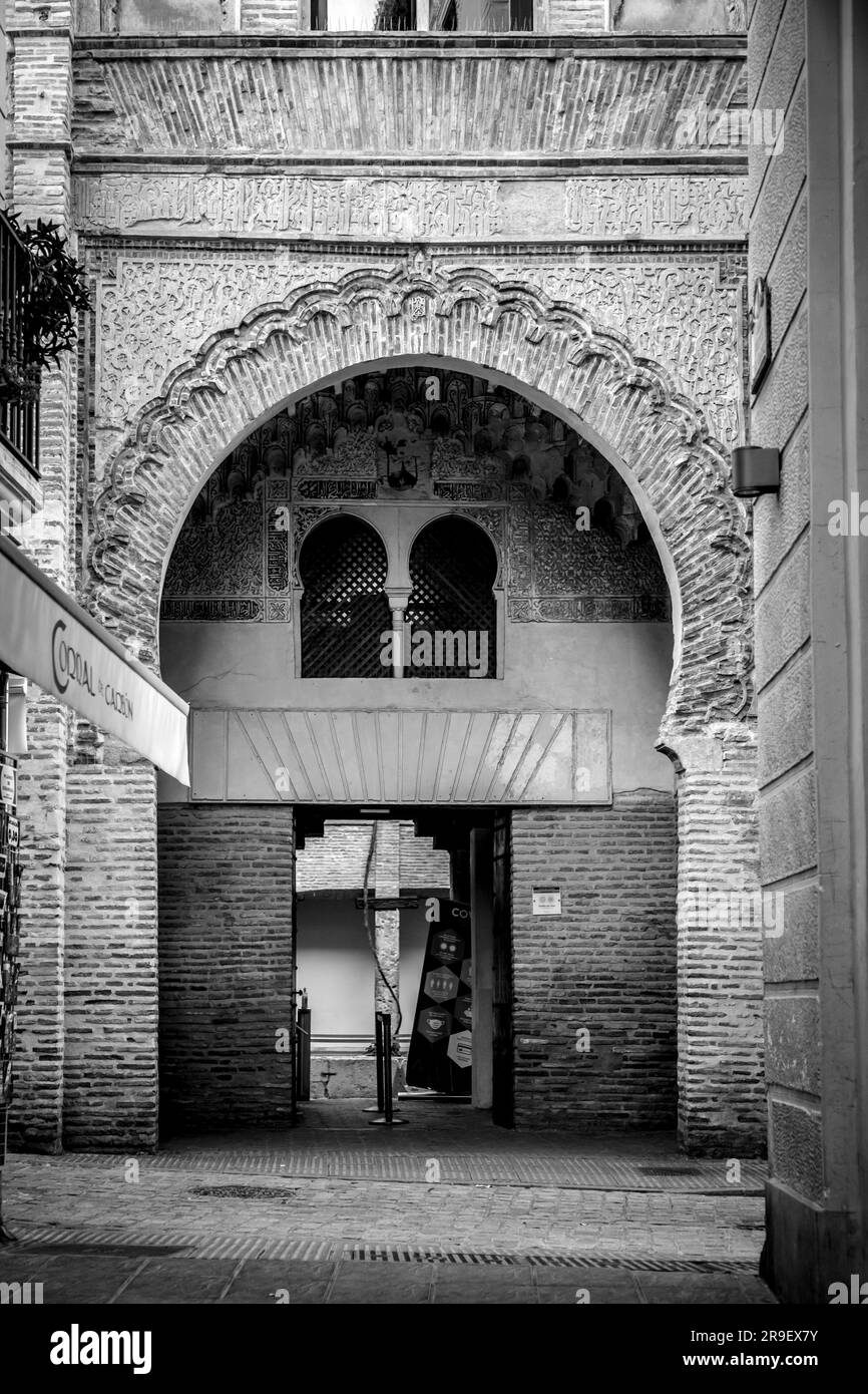 Grenade, Espagne - 22 février 2022: Le Corral del Carbon, à l'origine al-Funduq al-Jadida, est un bâtiment historique de 14th-siècle dans la ville espagnole de Banque D'Images