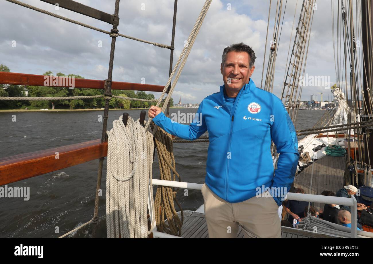 Rostock, Allemagne. 26th juin 2023. L'entraîneur Alois Schwartz se trouve sur le pont du bateau à voile 'Santa Barbara Anna' dans le port de Rostock pour l'ouverture de saison de l'équipe de football de deuxième division du FC Hansa Rostock. Credit: Danny Gohlke/dpa/Alay Live News Banque D'Images