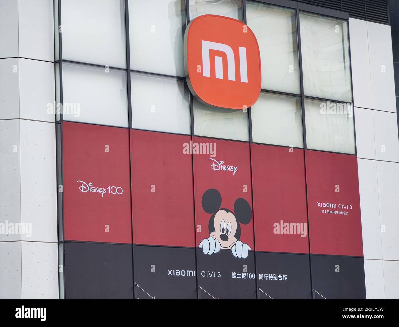 Xiaomi CIVI 3 collaboration avec le magasin Disney 100th anniversaire fenêtre design vue extérieure Banque D'Images