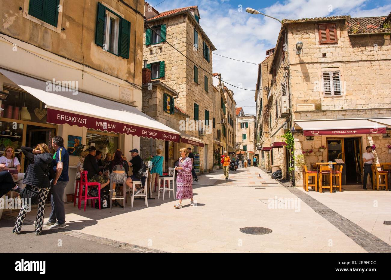 Split, Croatie - 12 mai 2023. Une rue historique dans le centre de Split, Croatie Banque D'Images