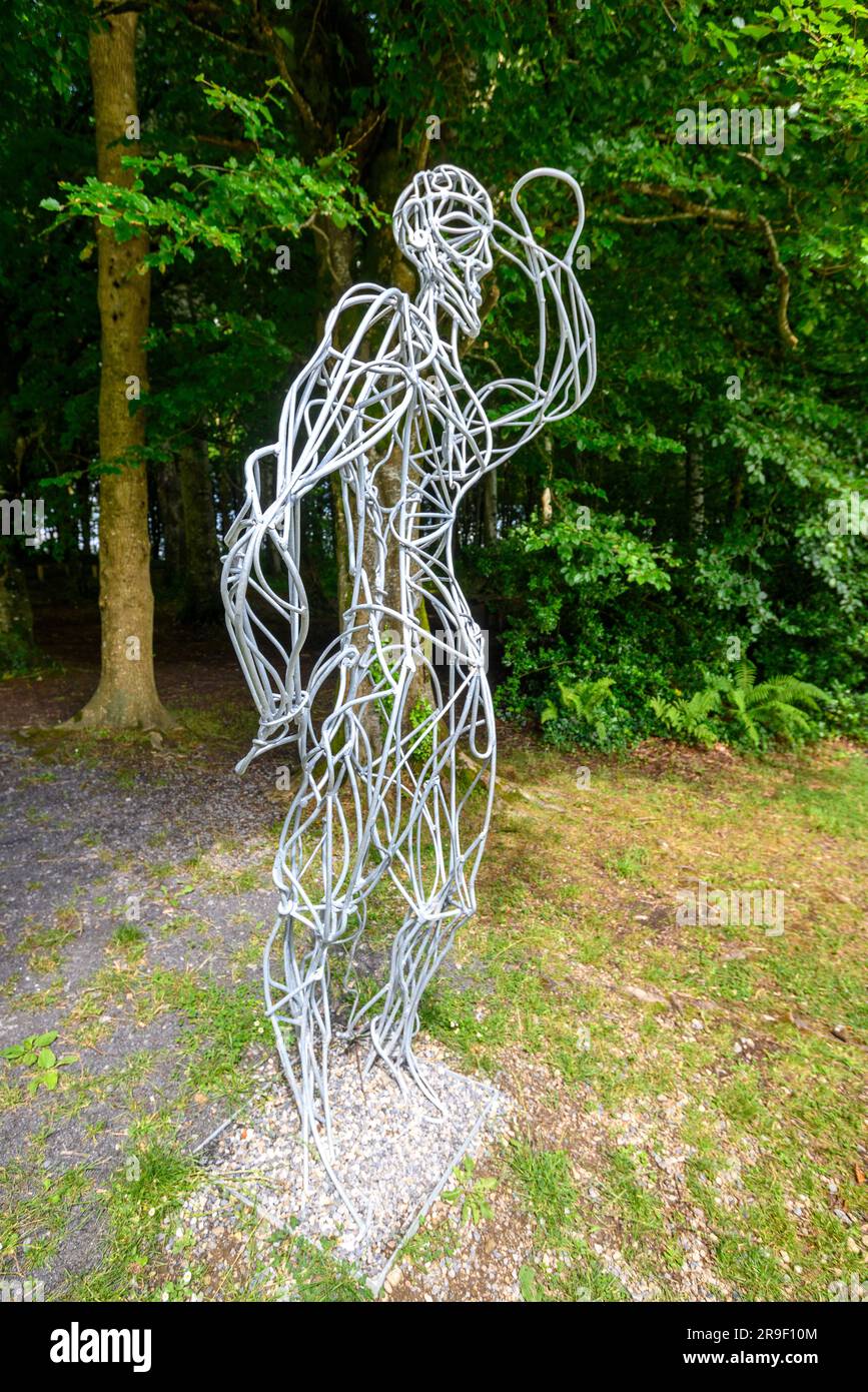 Sculpture en fil d'argent d'un homme à Hazelwood, Lough Gill, pays Sligo, Irlande Banque D'Images