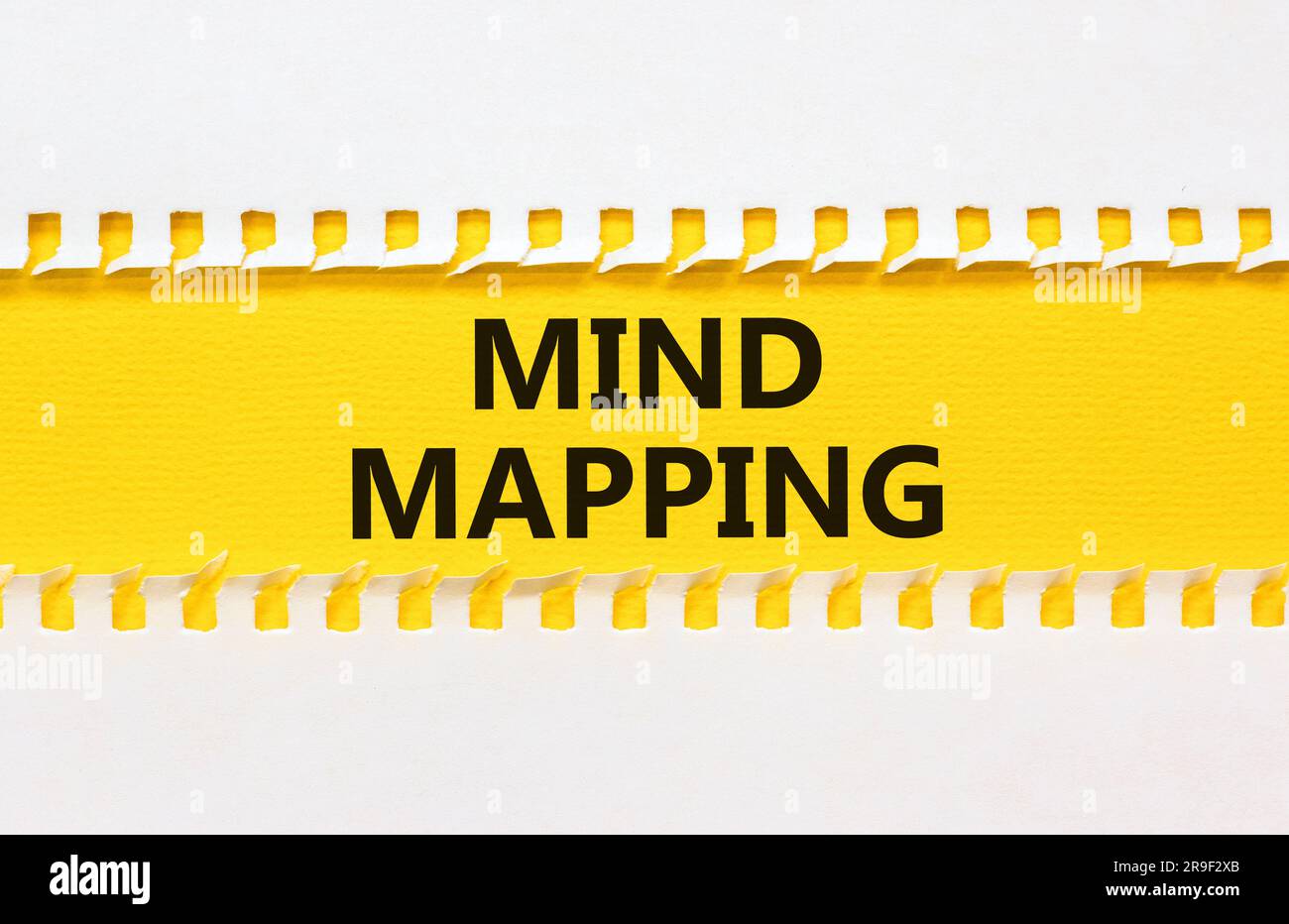 Symbole de mappage Mind. Concept Words Mind mapping sur beau papier jaune sur beau fond blanc. Affaires, soutien, motivation, psychologique Banque D'Images