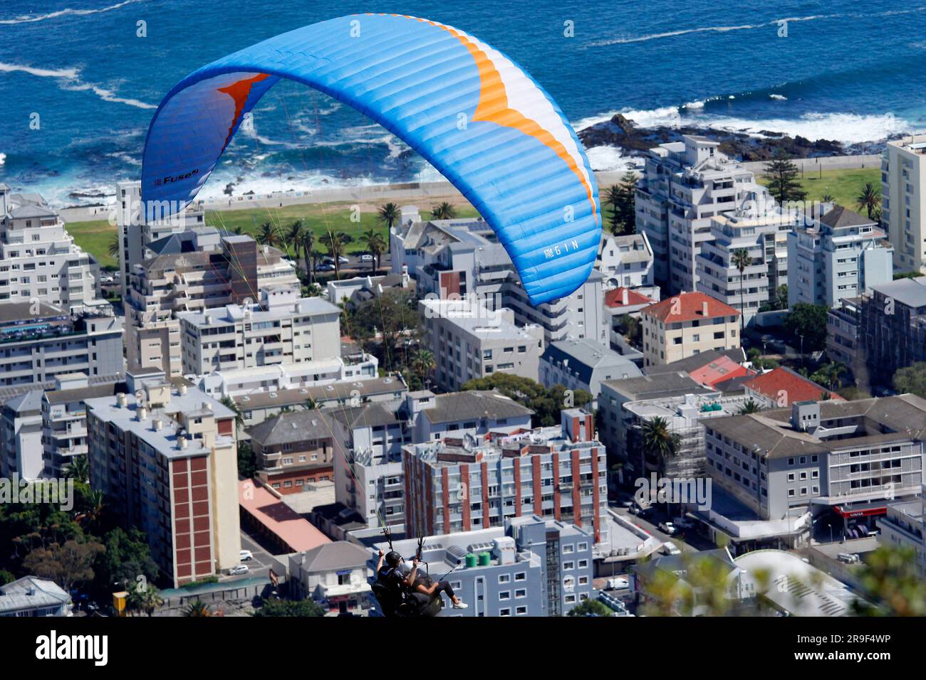 Parapente devant la face avant de Table Mountain ou avec une banlieue de la ville comme toile de fond. Banque D'Images