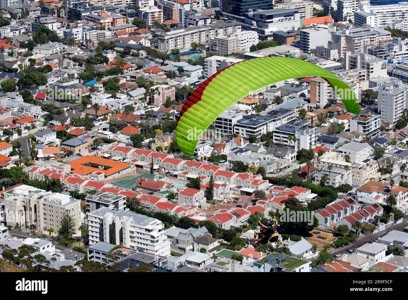 Parapente devant la face avant de Table Mountain ou avec une banlieue de la ville comme toile de fond. Banque D'Images