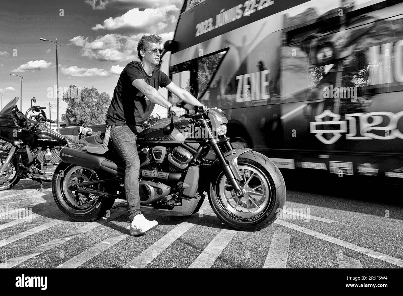 Budapest, juin 2023 : festival de moto Harley Davidson. Anniversaire de HD120. les motards célèbrent 120 ans d'histoire. jeune pilote à vélo. pas de casque. Banque D'Images