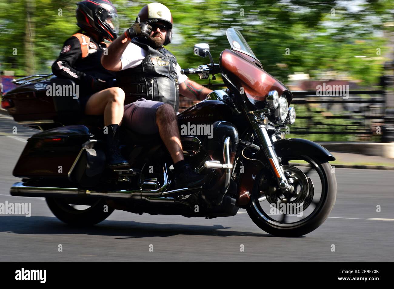 Budapest, juin 2023 : festival de moto Harley Davidson. Anniversaire de HD120. les motards célèbrent 120 ans d'histoire. conduite en mouvement. arrière doux Banque D'Images