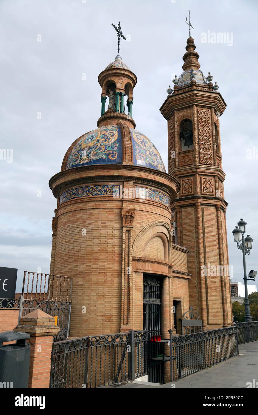 Séville, Espagne - 24 FÉVRIER 2022 : Capilla del Carmen est une petite chapelle dans le quartier de Triana, Séville, Espagne. Situé à l'ouest du Triana B. Banque D'Images