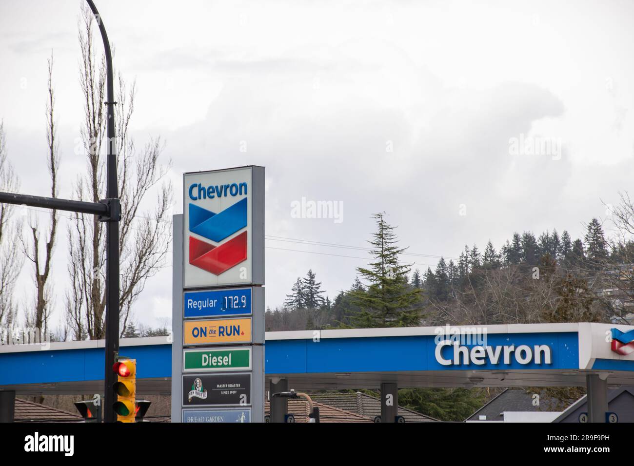 Burnaby, CANADA - 8 2023 février : Un signe de magasin de la société américaine d'énergie Chevron (Chevron Corporation) vu dans une station-service. Banque D'Images