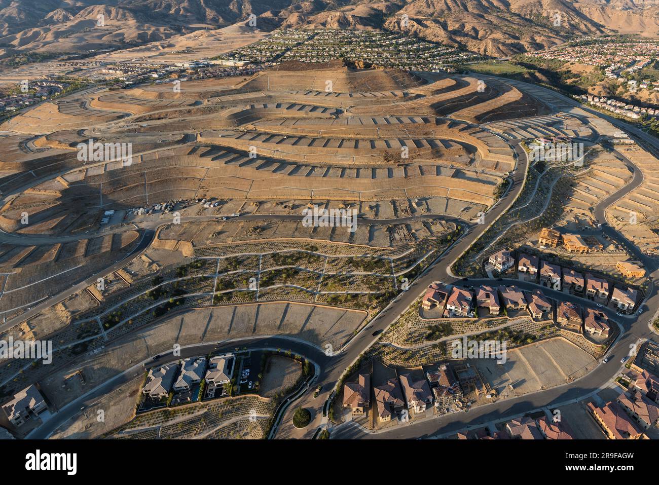 Vue aérienne de terrains classés et nouvelle construction de maisons dans la région de San Fernando Valley à Los Angeles, Californie. Banque D'Images