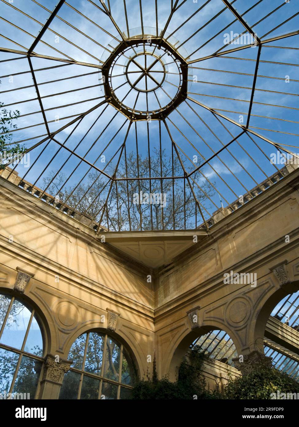 Vue sur le toit de l'orangerie à la maison et aux jardins du château d'Ashby jusqu'au ciel bleu, Château d'Ashby, Northamptonshire, Angleterre, Royaume-Uni Banque D'Images