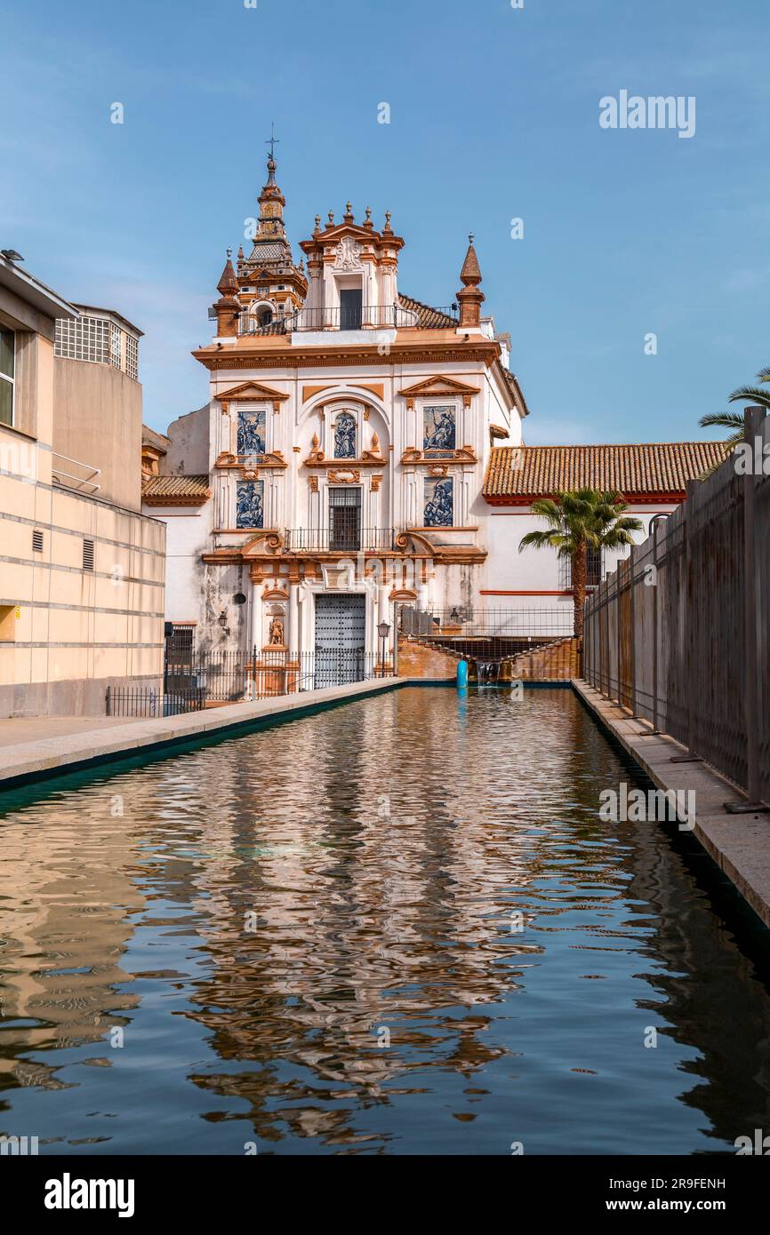 Séville, Espagne-24 FÉVRIER 2022: Hospital de la Caridad est un bâtiment d'hôpital de charité baroque près de Plaza de Toros. Fondé en 1674, s'occupe toujours de l'a Banque D'Images