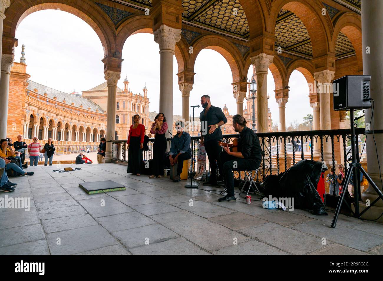Séville, Espagne - 24 février 2022 : artiste de rue qui interprète des flamants d'art avec danse et musique live à la Plaza de Espana à Séville, Andalousie, Espagne. Banque D'Images