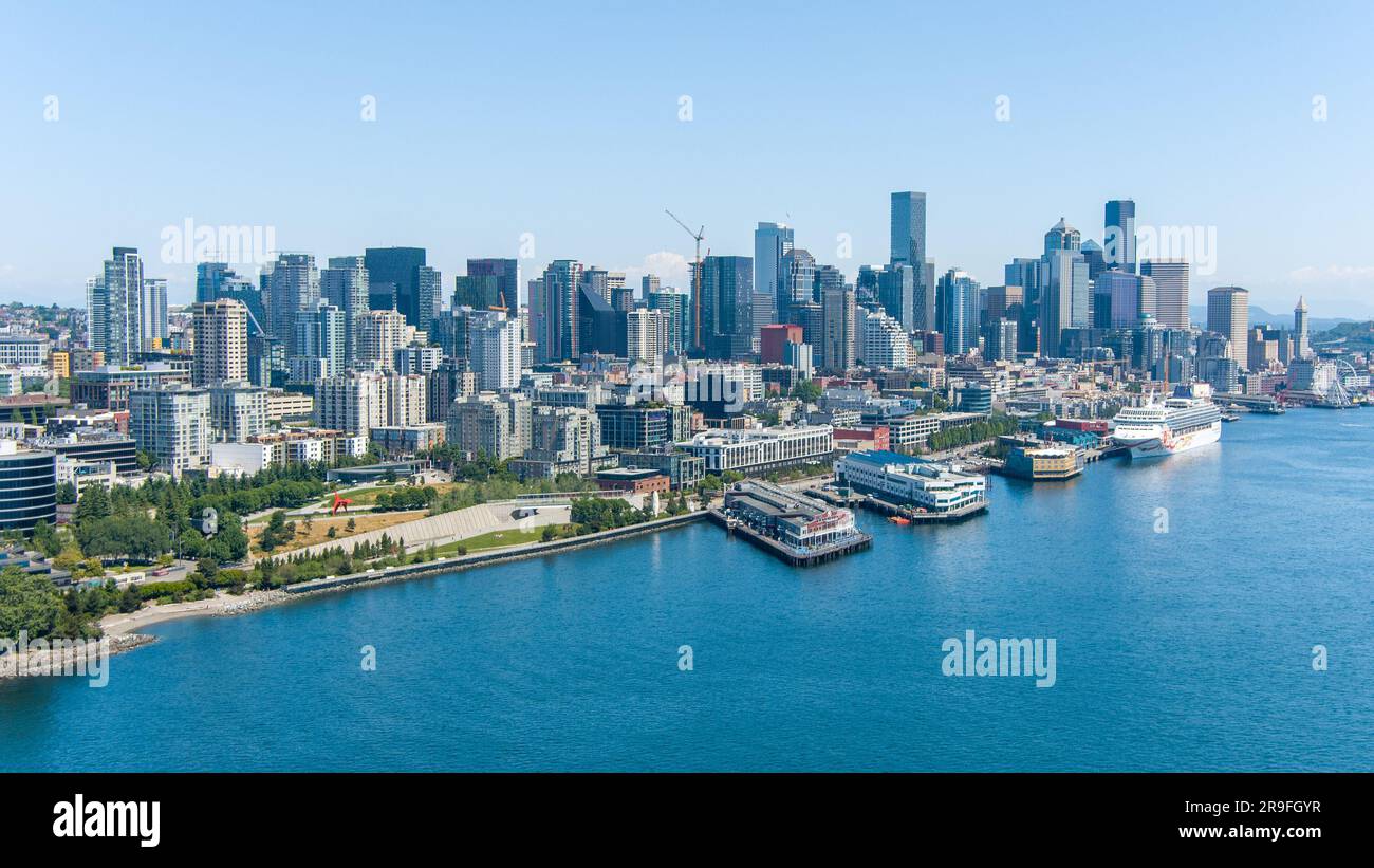 Photographie par drone des gratte-ciel du front de mer de Seattle, Washington, en juin 2023 Banque D'Images