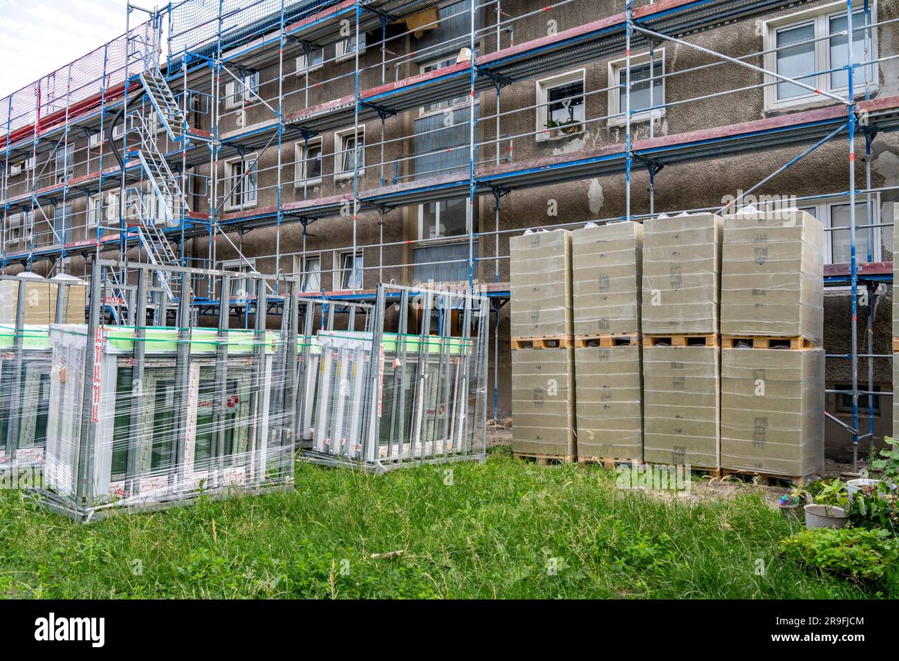 Rénovation énergétique d'une maison multi-famille, isolation thermique, nouvelles fenêtres et nouvelle toiture, Banque D'Images