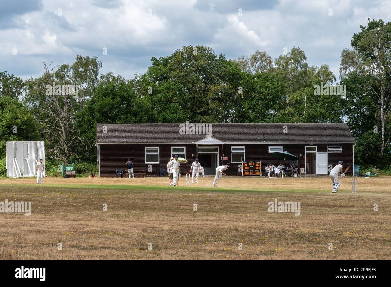 Match de cricket du village le jeudi à Surrey, Angleterre, Royaume-Uni Banque D'Images