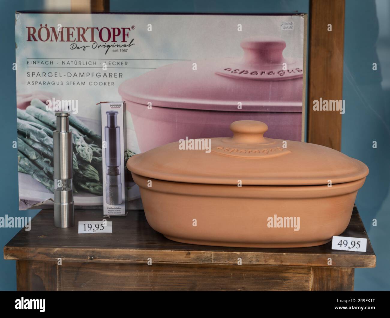 Blaubeuren, Allemagne. 26th juin 2023. Un pot en argile de la société  Römertopf Keramik GmbH & Co, dans ce cas pour la cuisson des asperges, est  exposé dans la fenêtre d'un magasin