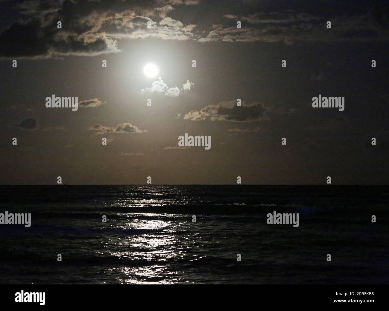 Lune lever sur la mer des Caraïbes - Mexique Banque D'Images