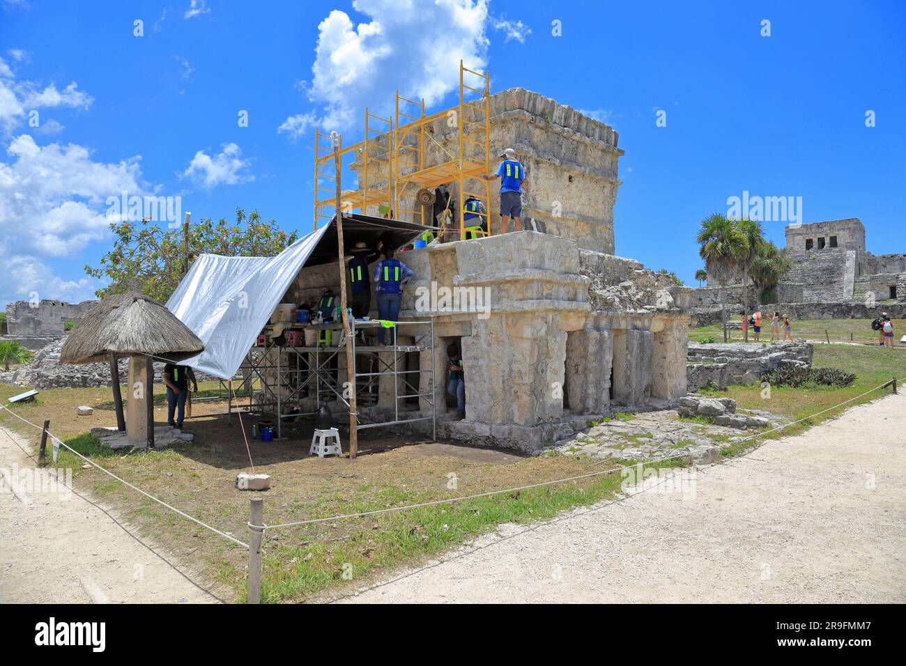 Archéologues travaillant sur le Temple des fresques des ruines de Tulum site archéologique maya au parc national de Tulum, Tulum, Quintana Roo, Mexique. Banque D'Images